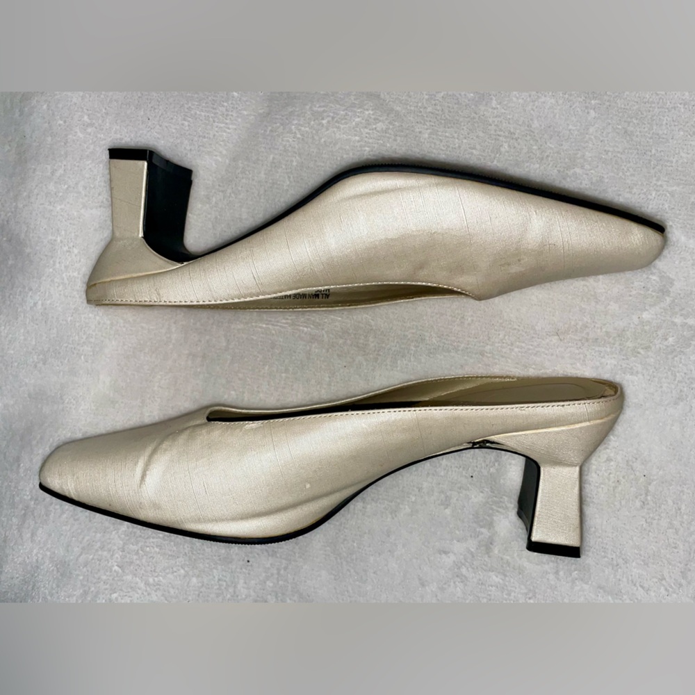 Elegant Cream Women's Shoes by Fanfares
